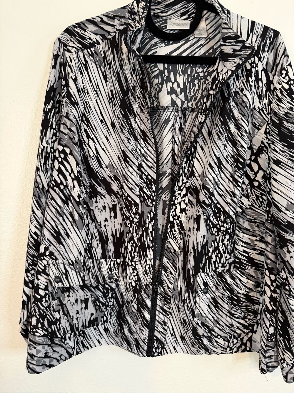 Zenergy Chico’s Activewear Jacket Size 3 (XL 16) Black Gray Abstract Full Zip - Picture 7 of 8